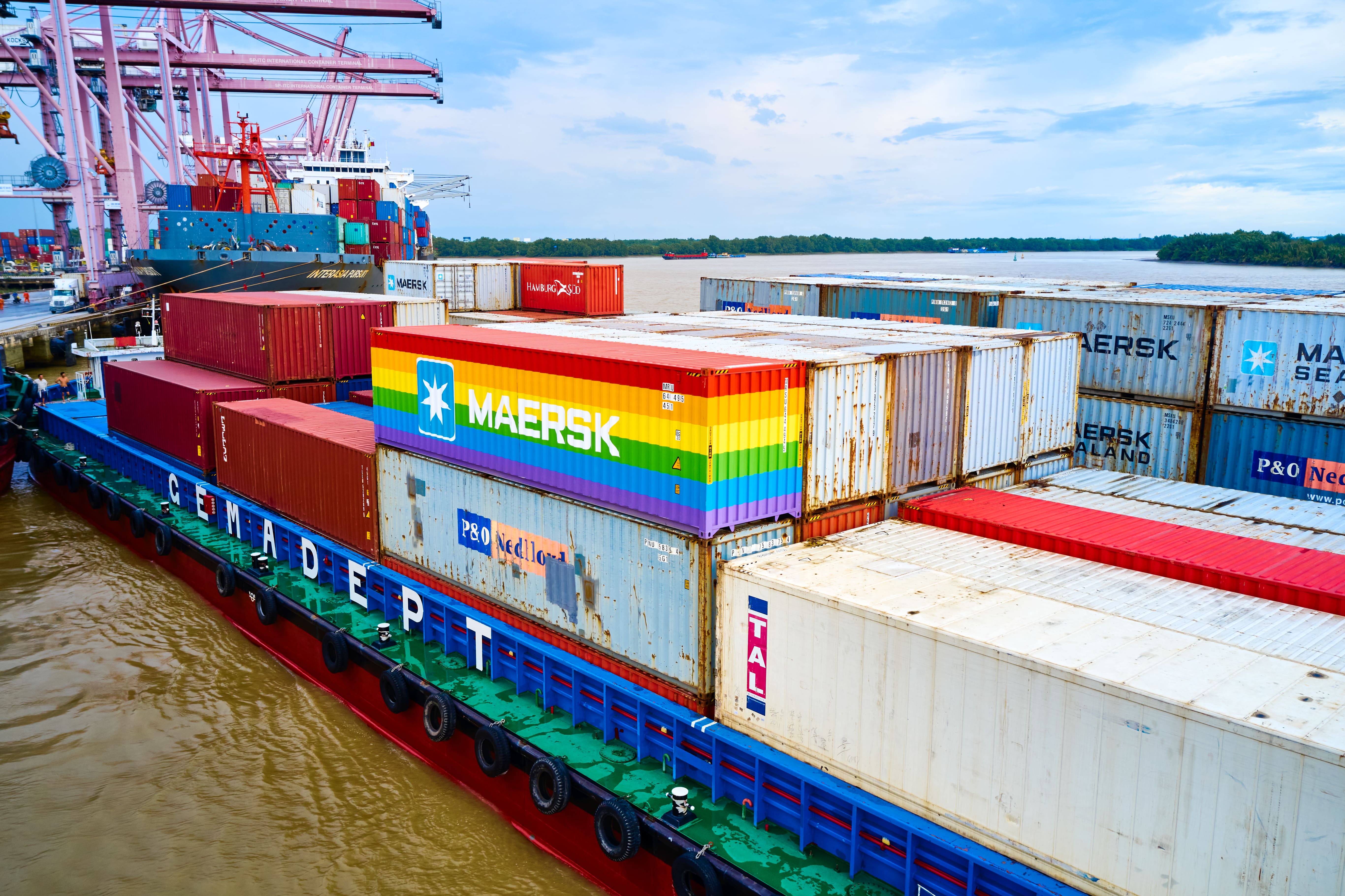 Gemadept đón chào container Cầu vồng của Maersk Line ghé Việt Nam
